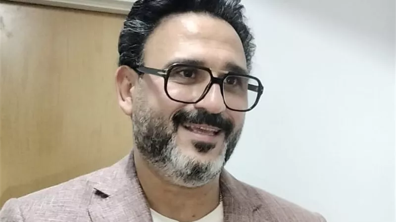 بيخطف الشباب.. أكرم حسني يشيد بـ نجم الجيل (خاص)