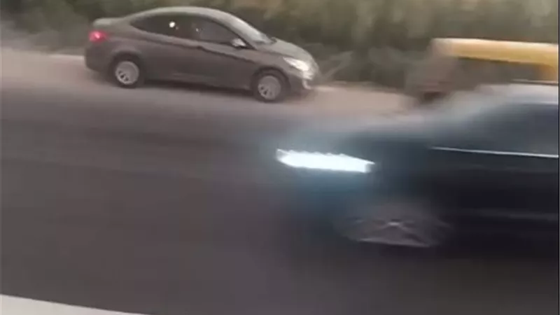 بيتحدى الموت.. سائق يرتكب خطأ فادحا بطريق الإسكندرية الزراعي