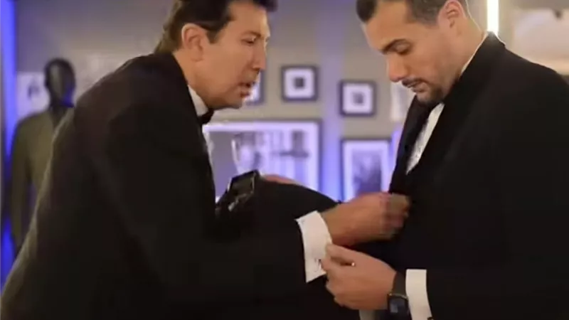 بعد 20 سنة.. هاني رمزي يعيد مشهد بيع بدلة عادل إمام قبل زفاف نجله
