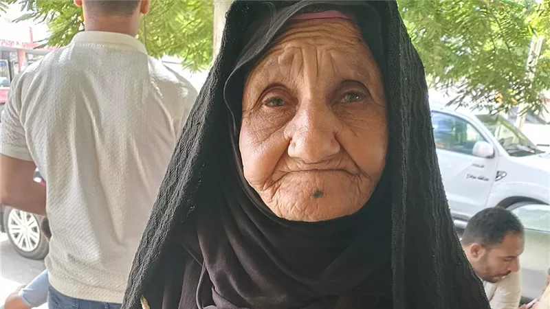 صوت غلبه القهر.. مسنة سوهاجية تستغيث: أهلي عايزين ياخدوا أرضي ويمشوني من بيتي | فيديو