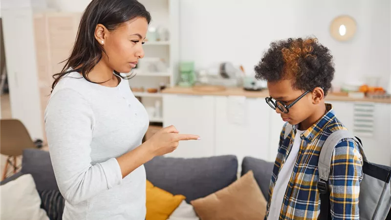 كيفية التعامل مع المراهق غير المهذب: 10 استراتيجيات فعّالة للأهل