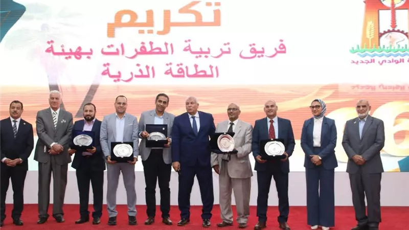 الوادي الجديد تكرم المحافظين السابقين ورؤساء مؤسسات العمل الخيري في عيدها القومي