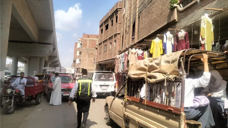 سائق يعتدي على مسئول بمشروع مواقف القليوبية ويحاول دهسه أثناء حملة بكفر شكر