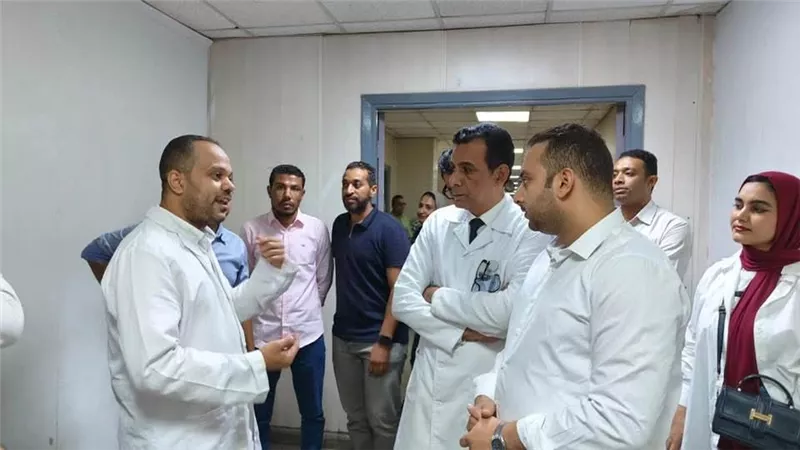 مدير فرع هيئة الرعاية الصحية بالأقصر يتابع انتظام العمل بالأقسام داخل المجمع الطبي الدولي