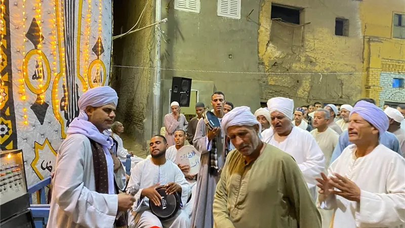«ليلة في حب رسول الله».. أهالي نجع خميس بالأقصر يحيون ذكرى المولد النبوي بالمديح والذكر