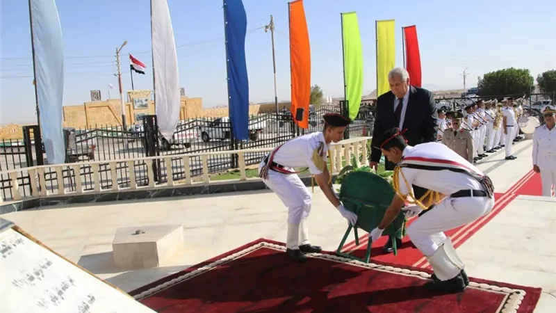 محافظ الوادي الجديد يضع إكليلًا من الزهور على النصب التذكاري لشهداء القوات المسلحة
