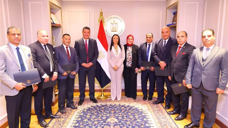 مايا مرسي تكرم اللجنة العليا لمتابعة الشكاوى والطلبات والخدمات بوزارة التضامن الاجتماعي