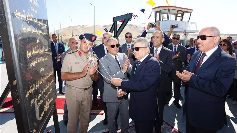 رئيس هيئة قناة السويس ومحافظ الإسماعيلية يدشنان الكوبري العائم 