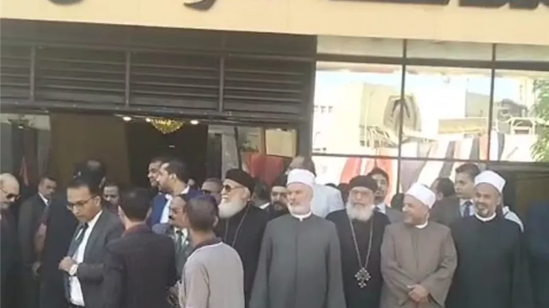 محافظ سوهاج يحتفل بانتصار أكتوبر بوضع إكليل زهور على النصب التذكاري 