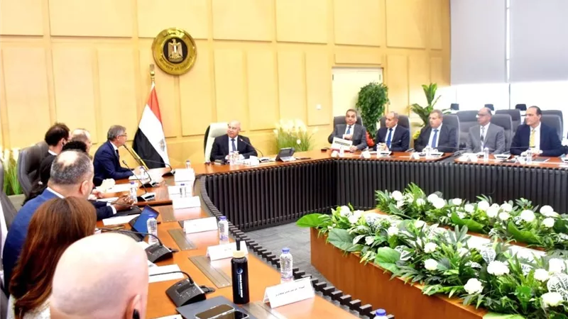 والأتوبيسات الكهربائية في الصدارة.. «الوزير» يبحث مع وفد البنك الدولي توطين الصناعات