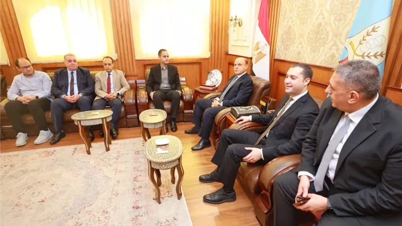 محافظ كفرالشيخ يناقش تطوير منظومة الحوكمة والتطوير المؤسسي بالمستشفيات