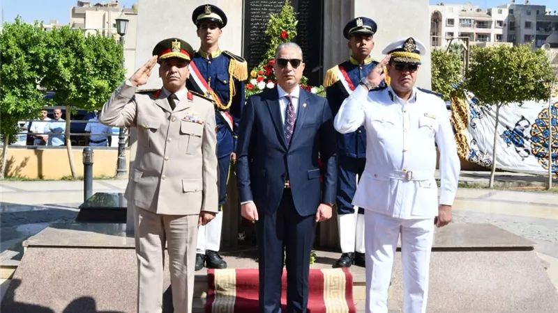  محافظ الفيوم يحيي الذكرى الـ52 لنصر أكتوبر بوضع إكليل على النصب التذكاري للشهداء
