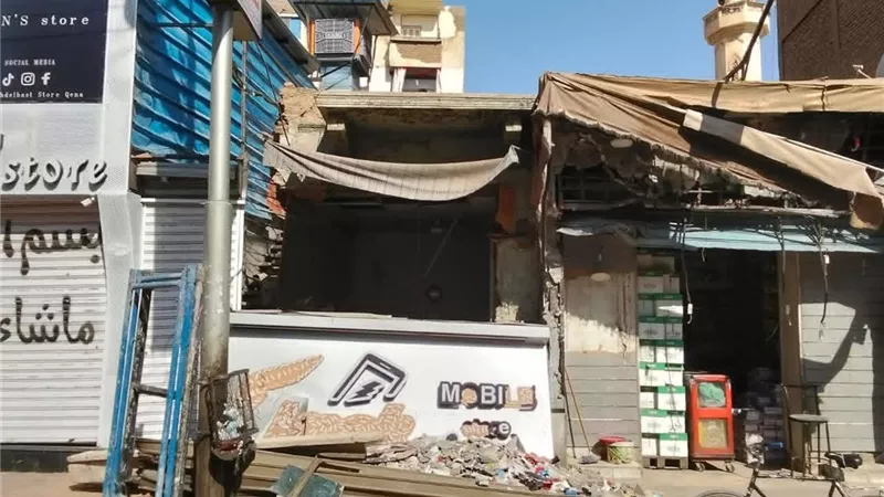 مجهول يقتحم 3 محال تجارية بـ لودر في قنا ويفر هاربا