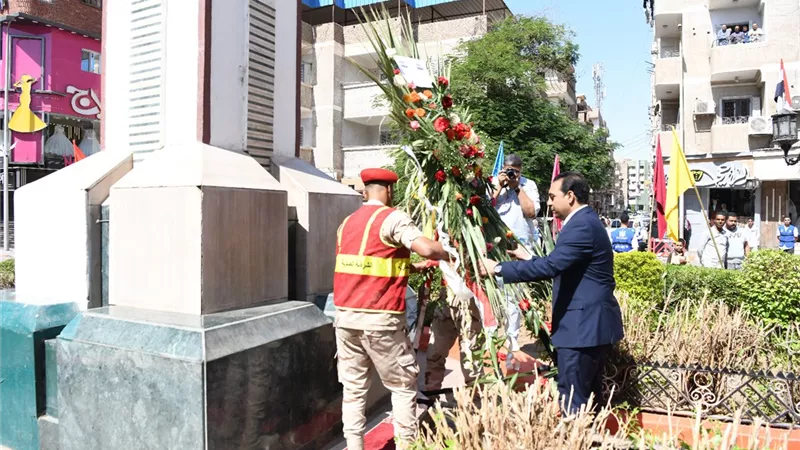 نائب محافظ قنا يضع إكليلًا من الزهور على النصب التذكاري تخليدًا لشهداء أكتوبر
