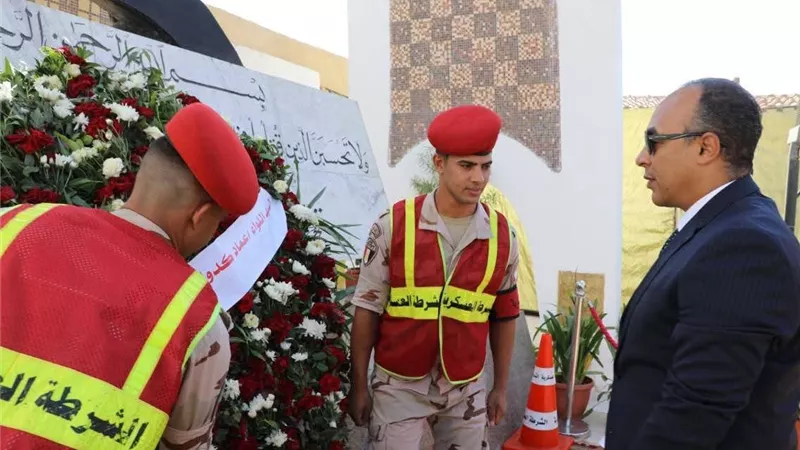 نائباً عن المحافظ.. نائب محافظ المنيا يضع إكليلًا من الزهور على النصب التذكاري للشهداء