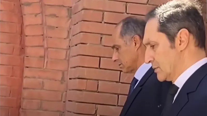 علاء وجمال مبارك يزوران قبر والدهما لإحياء ذكرى نصر أكتوبر| فيديو