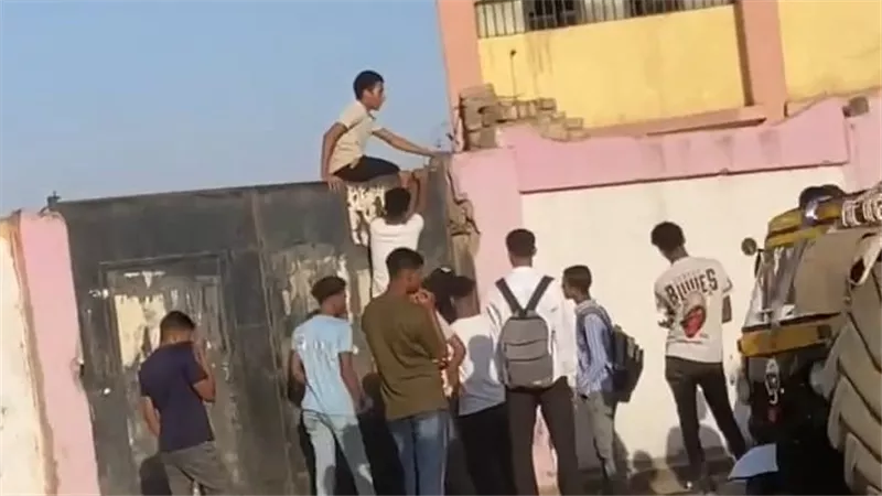 «مشهد يومي».. طلاب مدرسة صناعية في قنا يتسلقون الأسوار للدخول |صور