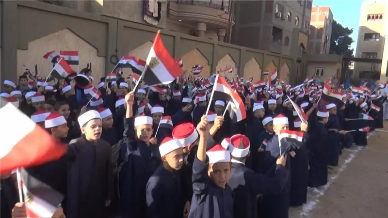 بالأعلام المصرية.. تلاميذ الأزهر يحيون ذكرى انتصارات حرب أكتوبر المجيدة