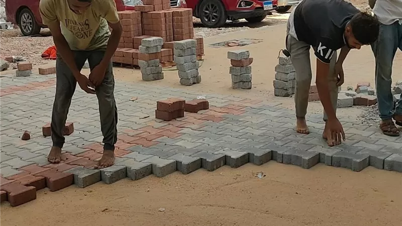  الوحدة المحلية تواصل أعمال التطوير والرصف ووضع مطبات السلامة بحي غرب كفر الشيخ