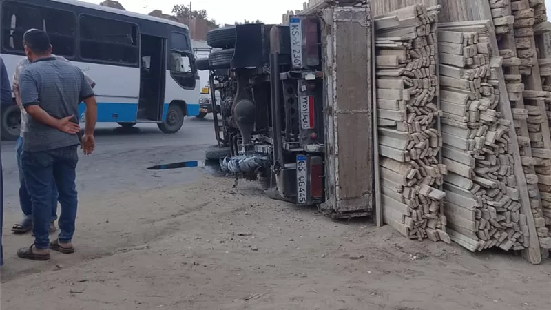 تعطل حركة المرور.. انقلاب سيارة نقل محملة بالأخشاب على الطريق الزراعي بطوخ