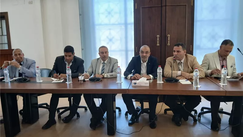 «تموين الإسكندرية» وشعبة الخضر والفاكهة يناقشان أزمة المنافسة الاحتكارية وارتفاع الأسعار 