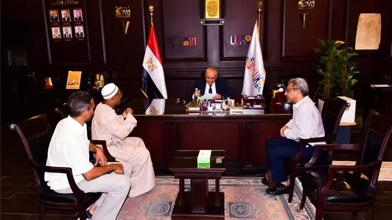 محافظ الأقصر يستجيب لمطالب أهالي الزناقطة ويوجه بسرعة تنفيذ طريق يربط القرية بالمباني الحكومية
