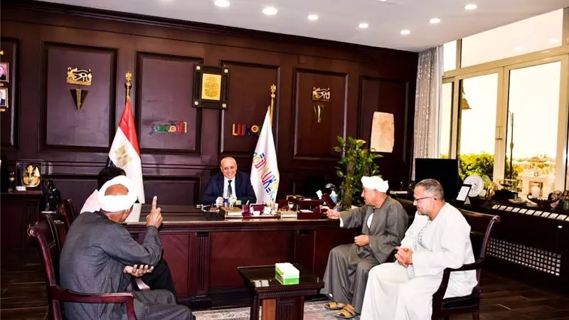 محافظ الأقصر يلتقي أهالي نجع عبادي لمتابعة ملف الصرف الصحي 