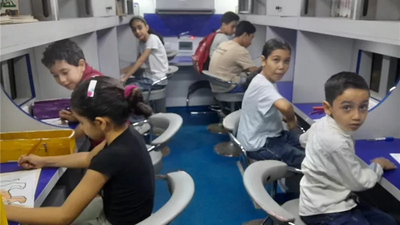 المكتبة المتنقلة تواصل فعالياتها وتستقبل وفدًا من مجمع البحوث الإسلامية في معرض دمنهور