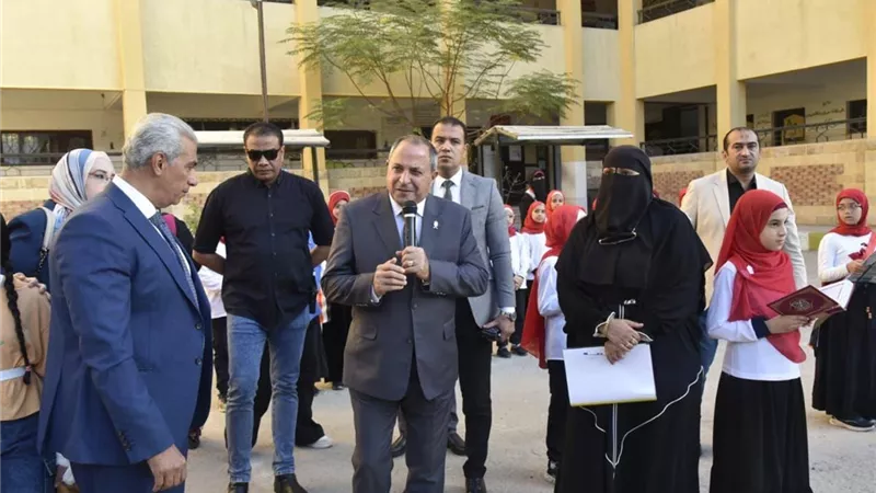 محافظ بورسعيد يتابع سير انتظام العملية الدراسية بمعهد الزهور النموذجي الأزهري