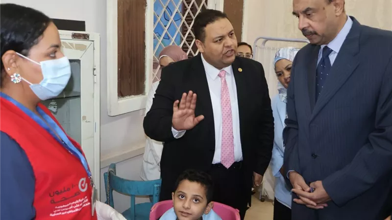 محافظ سوهاج يتفقد فعاليات مبادرة الكشف عن أمراض سوء التغذية لطلاب المدارس