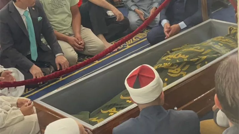 الحزن على الوجوه.. لحظات ما قبل أداء صلاة الجنازة على الدكتور أحمد عمر هاشم |صور