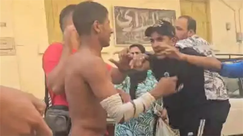 شاب يخلع ملابسه ويثير الذعر في شارع المدارس بطنطا