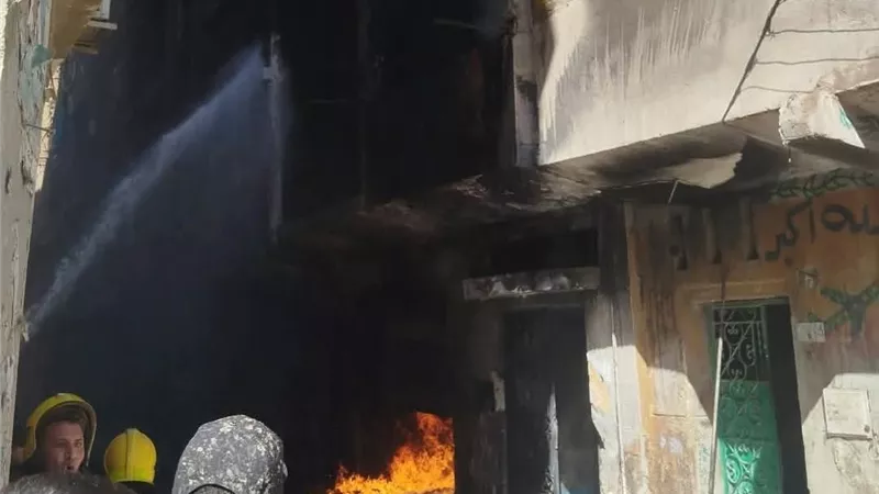 السيطرة على حريق مخزن زيوت بمسطرد وإصابة ثلاثة أشخاص أثناء عملية إخماد الحريق