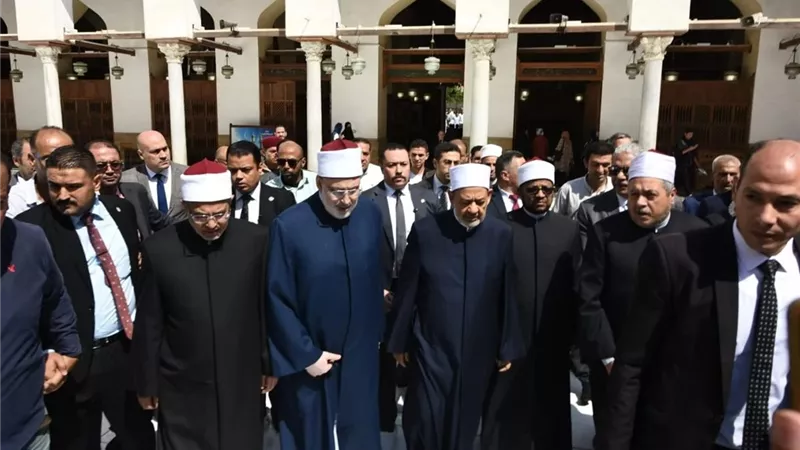 الإمام الأكبر يصل الجامع الأزهر لأداء صلاة الجنازة على أحمد عمر هاشم
