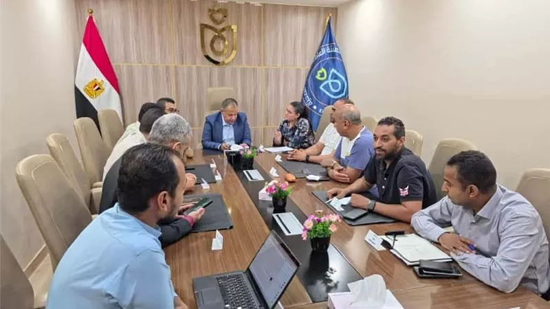 انعقاد الاجتماع التوجيهي الدوري لفريق إشراف الفرع لمتابعة آليات رفع جودة الخدمات وتعزيز الأداء بالأقصر