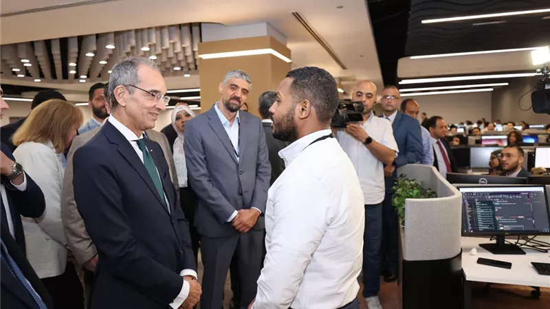 وزير الاتصالات يتفقد شركة أبيكس في الأقصر