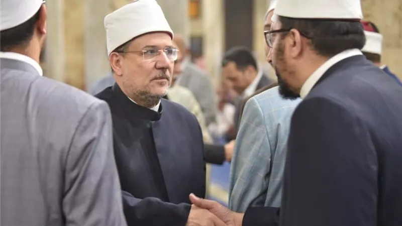 شيوخ وعلماء ومسؤولين.. مشاركة واسعة من العلماء وقيادات الأزهر في جنازة أحمد عمر هاشم.. صور