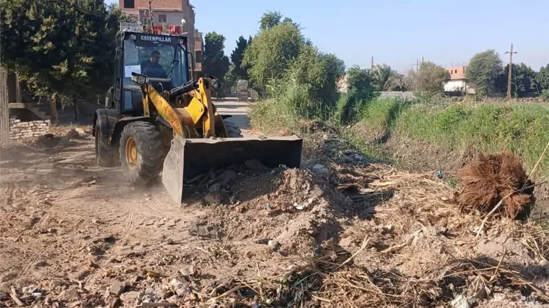 الوحدة المحلية بسمسطا تواصل جهودها في صيانة الطرق ورفع كفاءة الخدمات العامة
