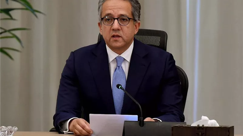 محافظ بورسعيد يهنئ الدكتور خالد العناني بفوزه مديرًا عامًا لمنظمة اليونسكو