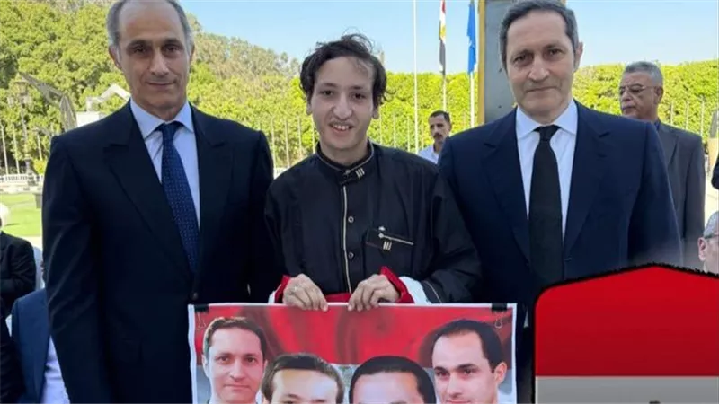 أمام ضريح السادات.. شاب يفاجئ علاء مبارك والأخير يعلق
