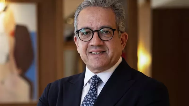 رئيس جامعة دمنهور يهنئ خالد العناني لفوزه بمنصب 