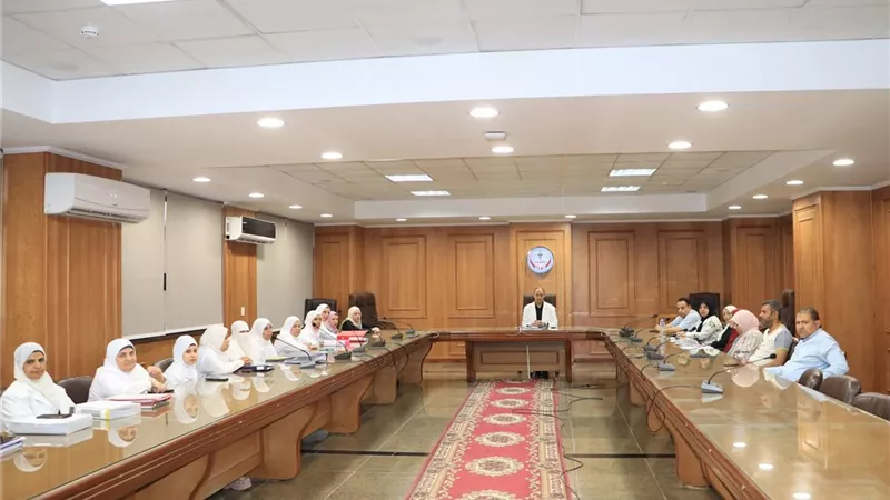 رئيس مجلس إدارة المستشفيات الجامعية بالمنوفية يجتمع مع فريق مكافحة العدوى