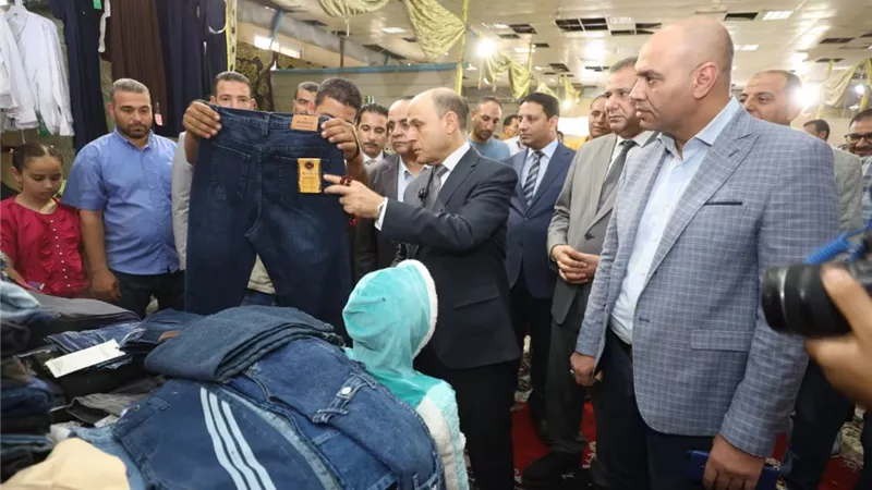  محافظ كفر الشيخ يتفقد سوق «اليوم الواحد» بسيدي سالم ويؤكد استمرار توفير السلع بتخفيضات 30%