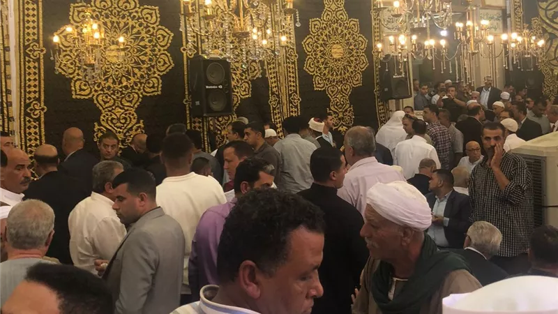 توافدوا من مختلف المحافظات.. زحام شديد بسرادق عزاء الدكتور أحمد عمر هاشم بالشرقية | صور