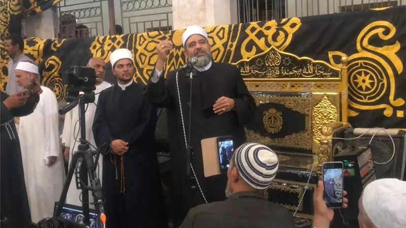 وفدًا من دار الإفتاء يقدم واجب العزاء فى وفاة الدكتور أحمد عمر هاشم بالشرقية | صور