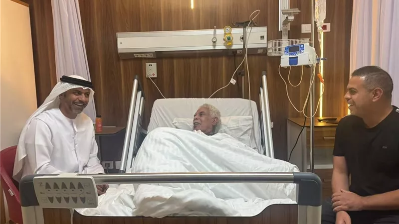 سفير الإمارات يزور حسن شحاته في المستشفى وينقل له تحيات الشيخ محمد بن زايد