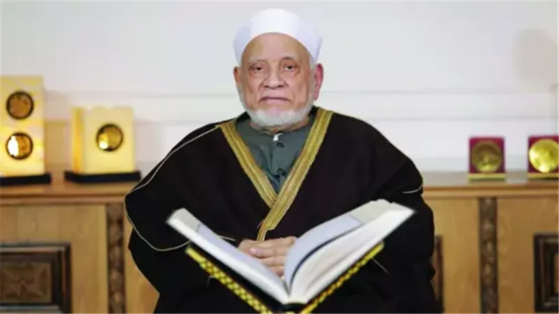 من أمام الضريح.. وكيل وزارة الأوقاف بالبحيرة يقدم واجب العزاء فى الدكتور أحمد عمر هاشم