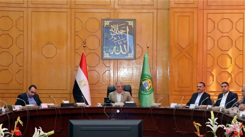 محافظ الإسماعيلية يناقش الاستعدادات الأخيرة لإعادة افتتاح النصب التذكاري بجبل مريم