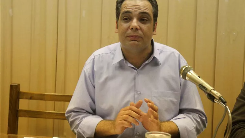 مرشد وليس قائد.. الشاعر أحمد حسن يكشف الطريقة المثلي للتعامل مع الذكاء الاصطناعي 