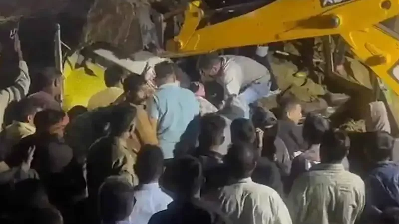 انهيار أرضي يبتلع حافلة ويسبب كارثة بالهند